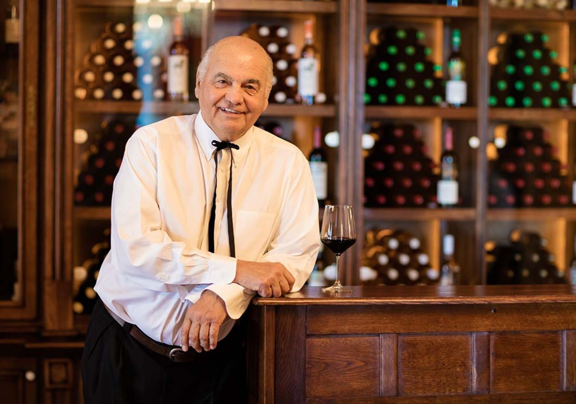 Vinar u tradicionalnom vinskom podrumu