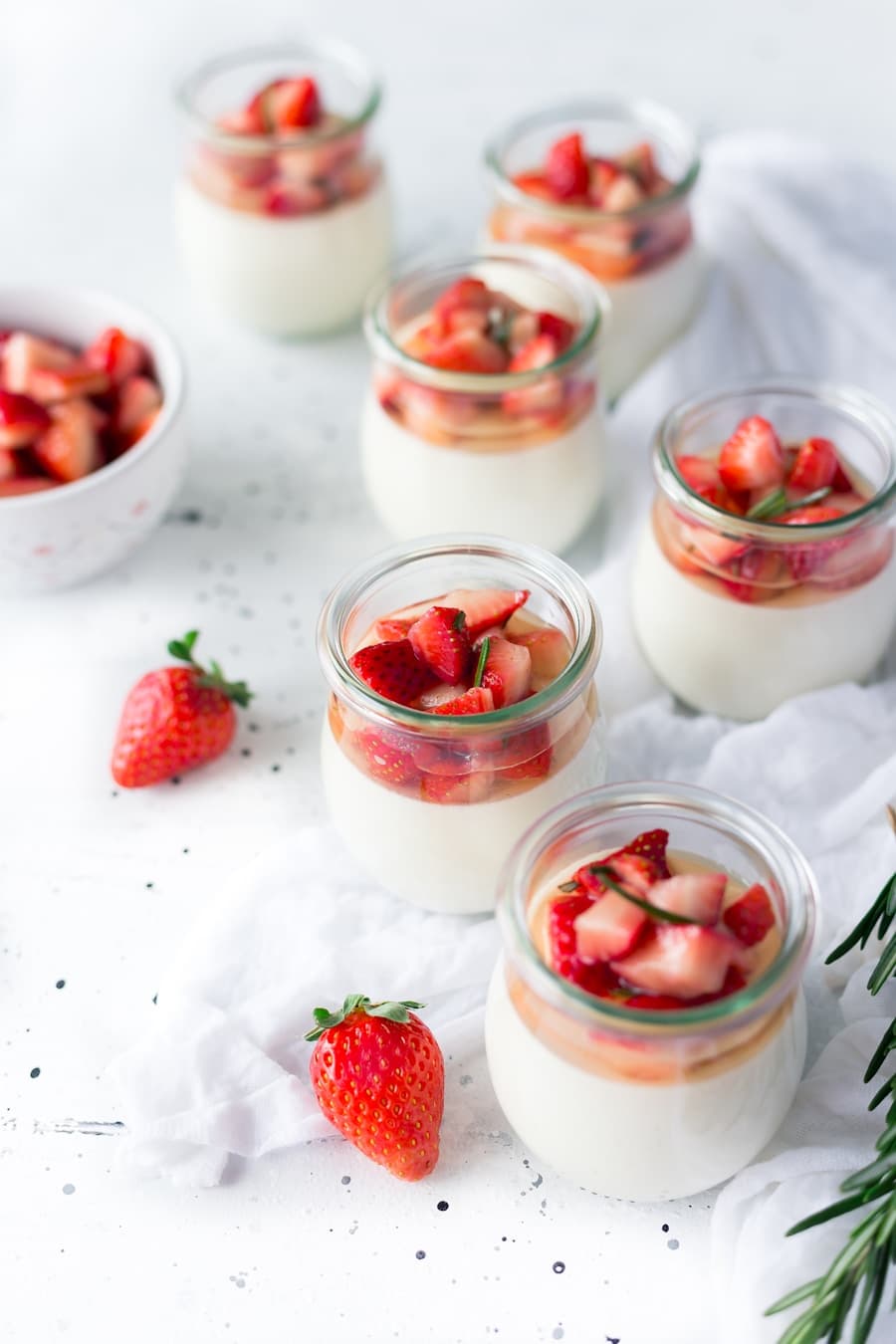 Pavlova sa sezonskim voćem